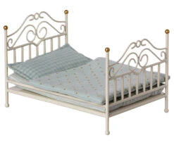 Maileg Micro Vintage Bed -Odin Parker 11 1116 00 2048x 1518ae5f f73f 49a8 833d 65393967befc