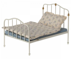 Maileg Bed, Parent Mouse - Off White -Odin Parker 11 2119 00 2 900x750 resize fill 2048x png
