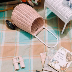 Olli Ella Rattan Luggy -Odin Parker oe luggy rose lifestyle 02 800x png